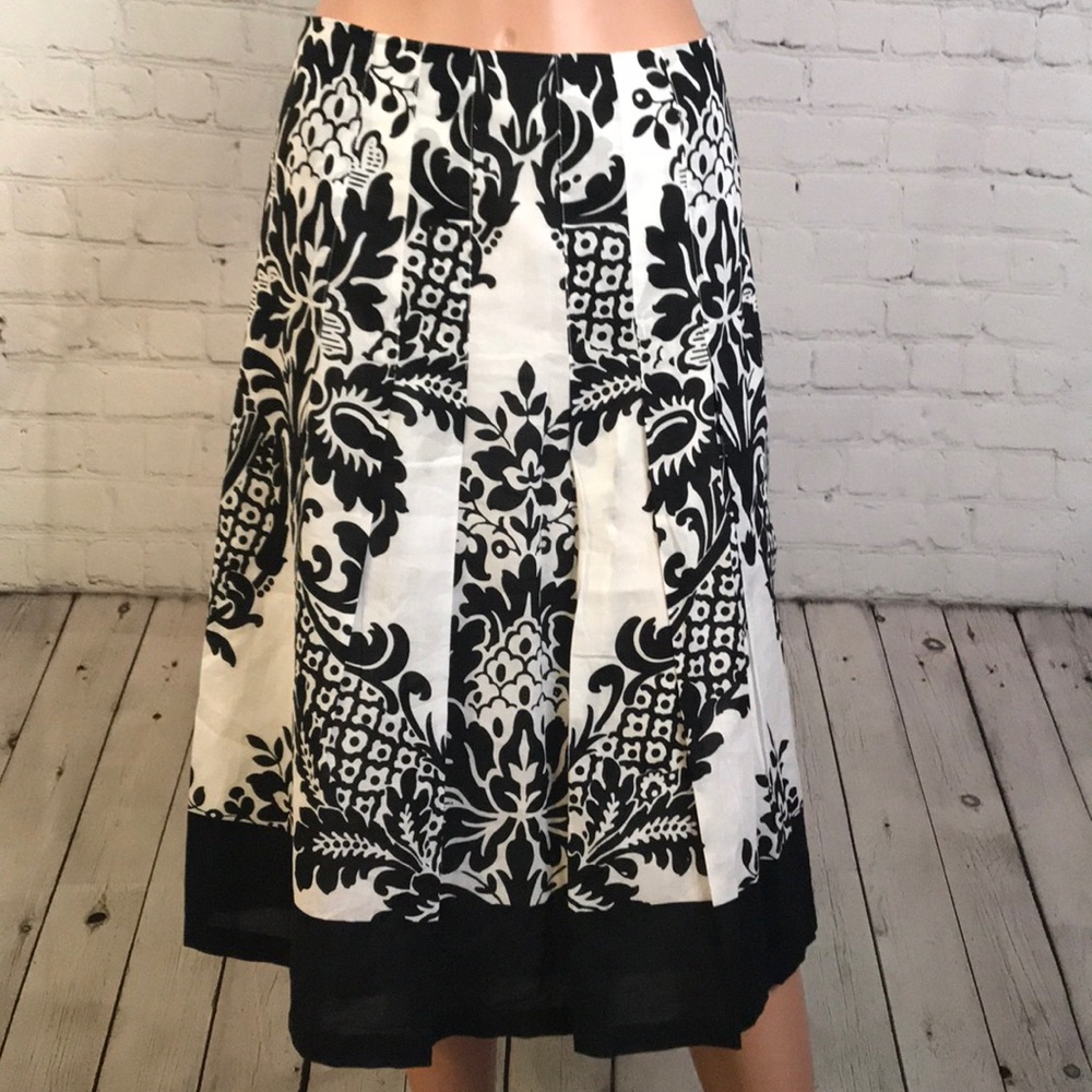 Harold’s black and white floral women’s skirt ! Size 6